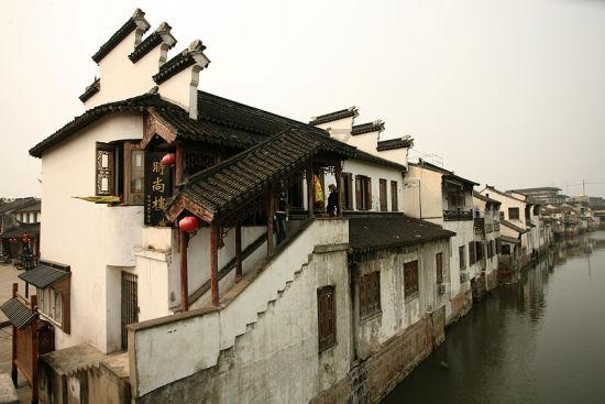 迪奥携全球大使迪丽热巴亮相上海，八楼联动地标灯光秀点亮外滩